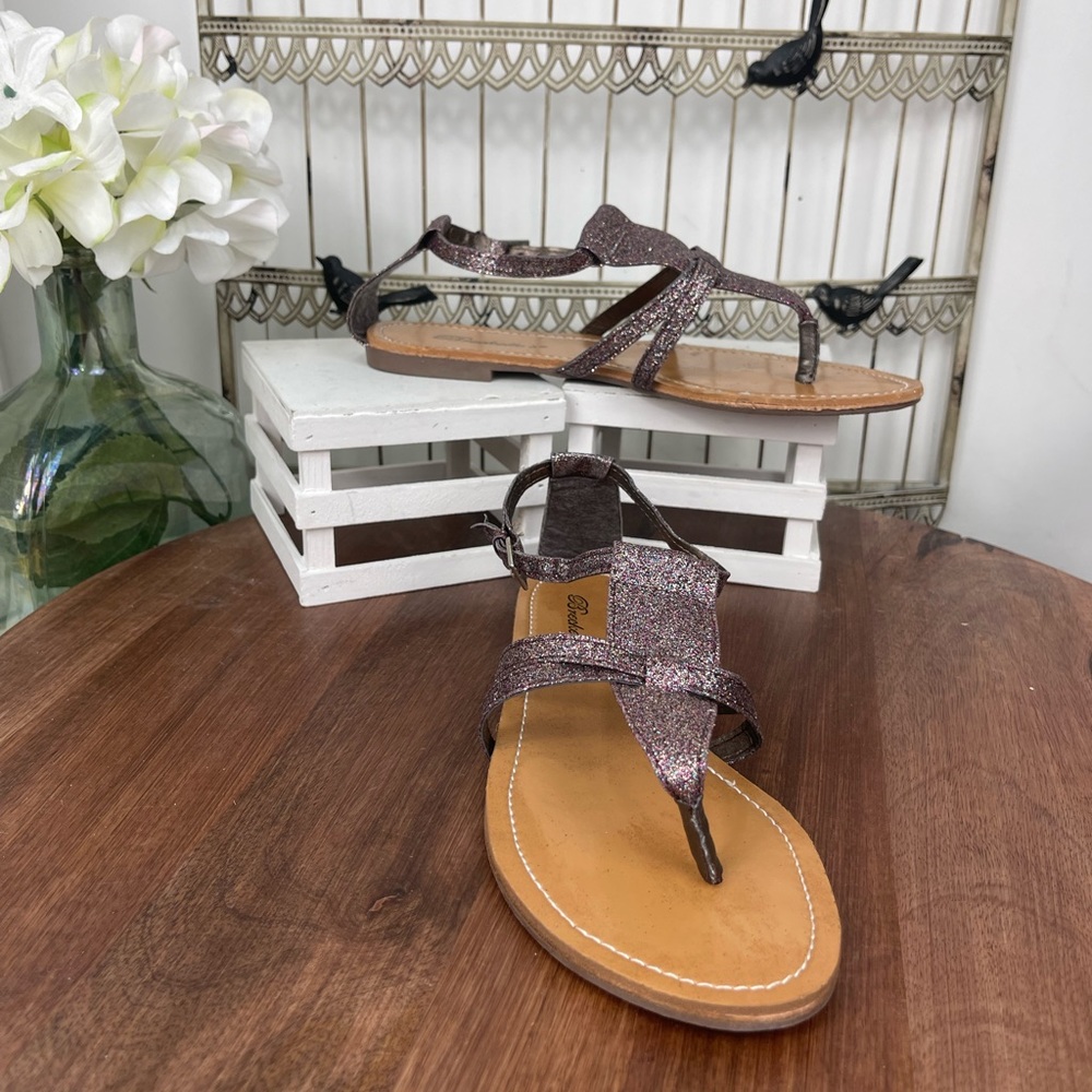 Breckelle’s Joi Womens Thong Sandals size 8.